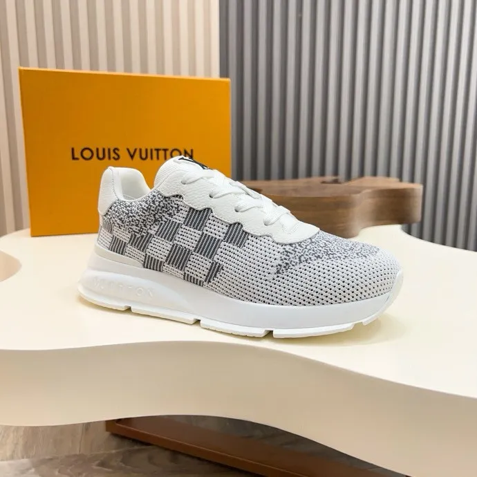 💰 640LV latest sports shoes! Select high-quality Monogram fly-knit fabric and have a square logo on the upper, highlighting the fashion of the 2025 men's series. The high-end and elegant upper made of absorbent film material collides with the dynamic ultra-light sole for texture, and the Louis Vuitton logo embellishes the back and outsole of the shoe.    SIZE 39-44 (38, 45 customized)